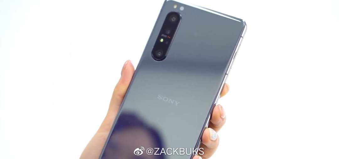 Xperia 1 IIの「パープル」はちょっと違う、「Premium」のクロム風